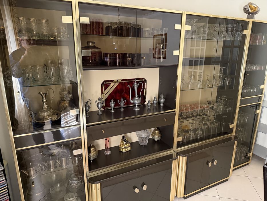 Mesa e vitrines lacados