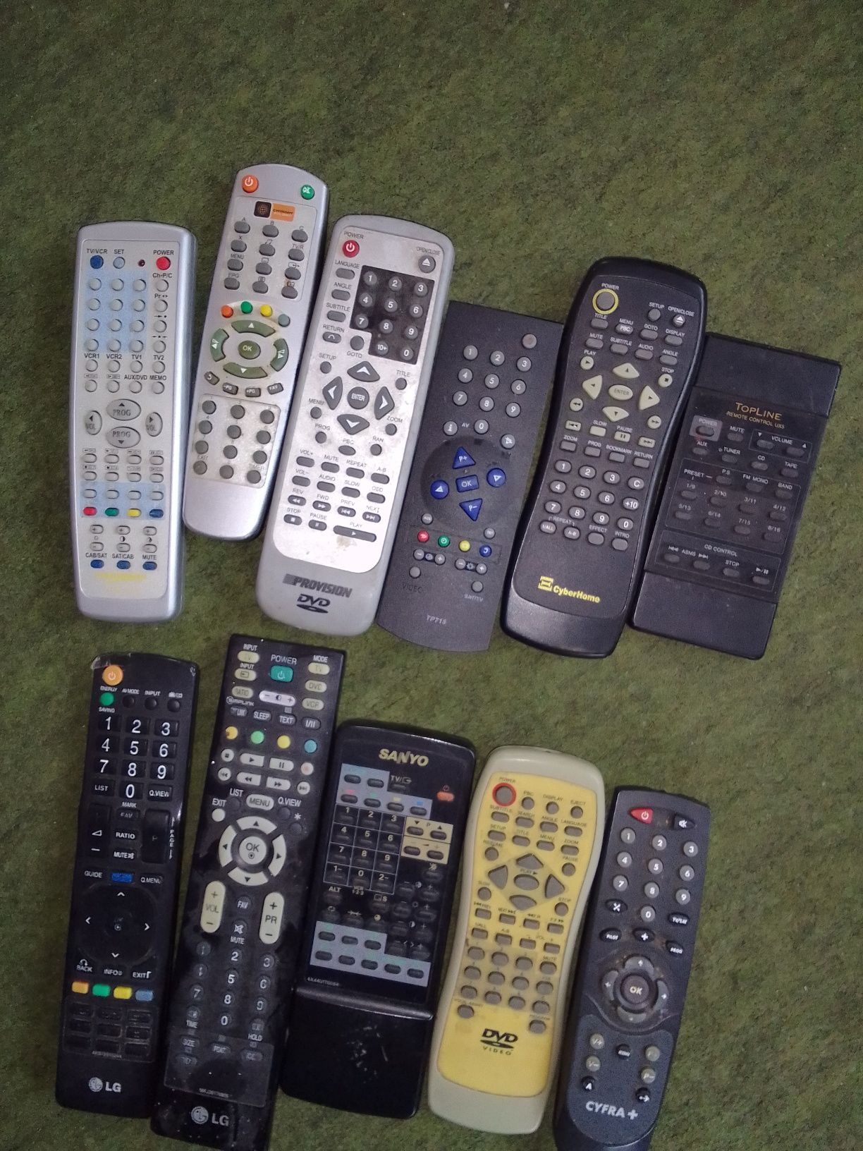 Zestaw pilotów do tv,dvd,tuner DVB-T i inne