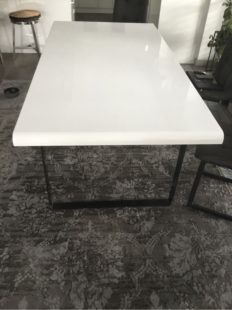 Duży stół drewniany, biały lakierowany