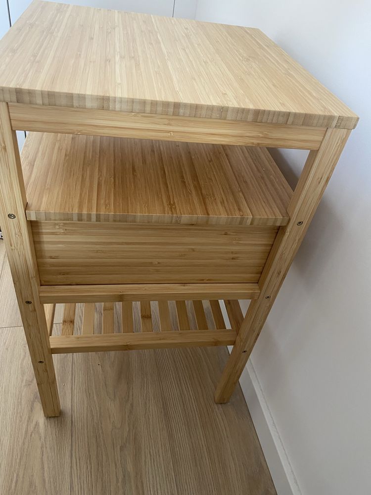 Mesa de cabeceira em bambu
