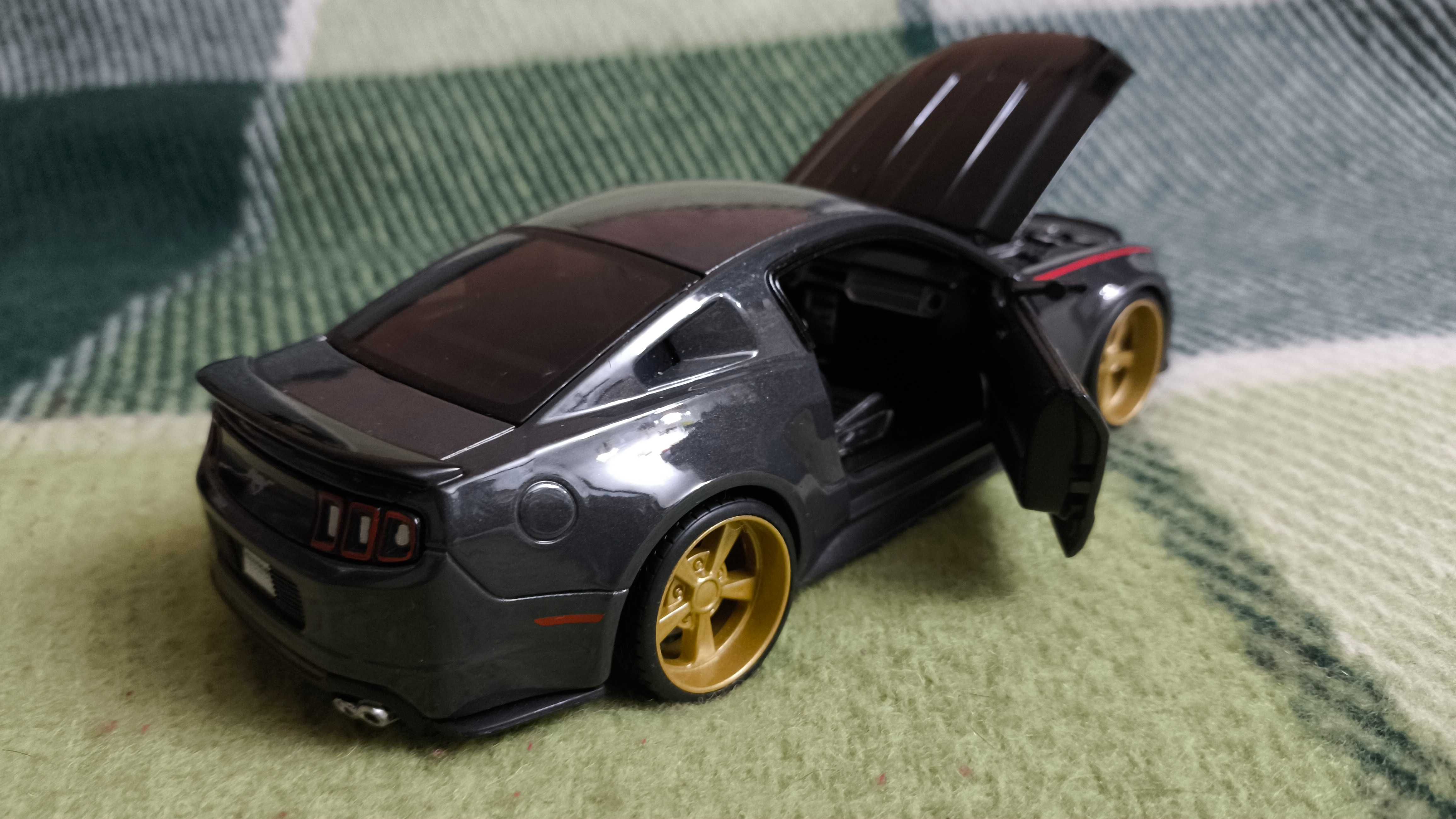Машинка Ford Mustang GT 2014 1.24 Maisto