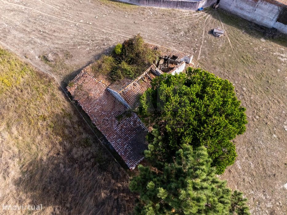 Terreno com ruína na Serra do Bouro