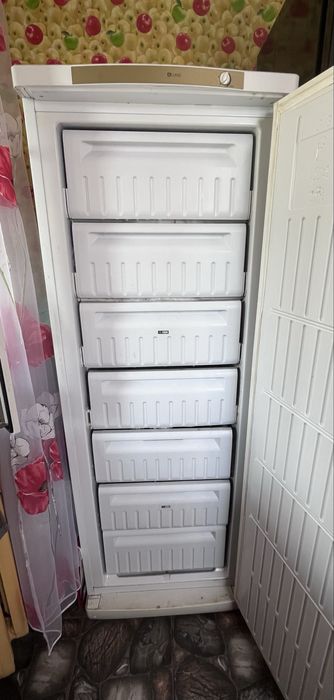 Продам морозильну камеру Indesit