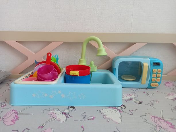 Детская раковина с посудой и микроволновка