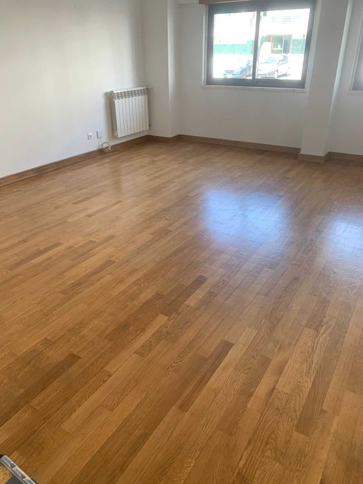 Afagamento / Envernizamento de Pavimento em Taco / Madeira Maciça