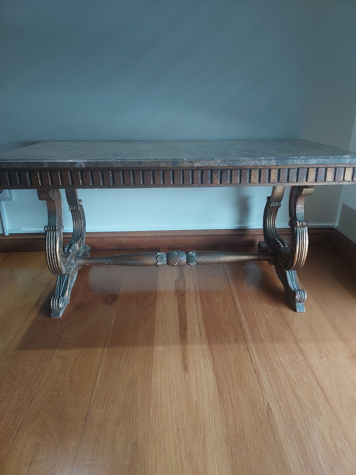 Mesa de centro em madeira com tampo de pedra