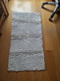 Dwa białe dywaniki