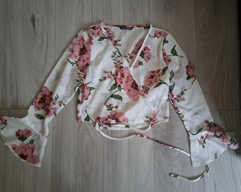 Biała bluzka w kwiaty