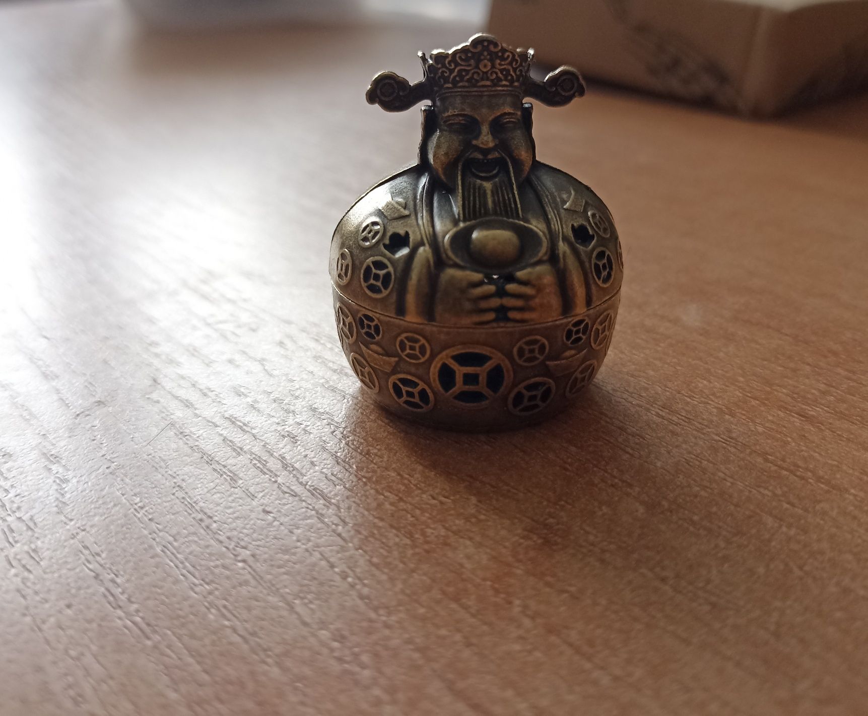 Metalowy pojemnik na kadzidło