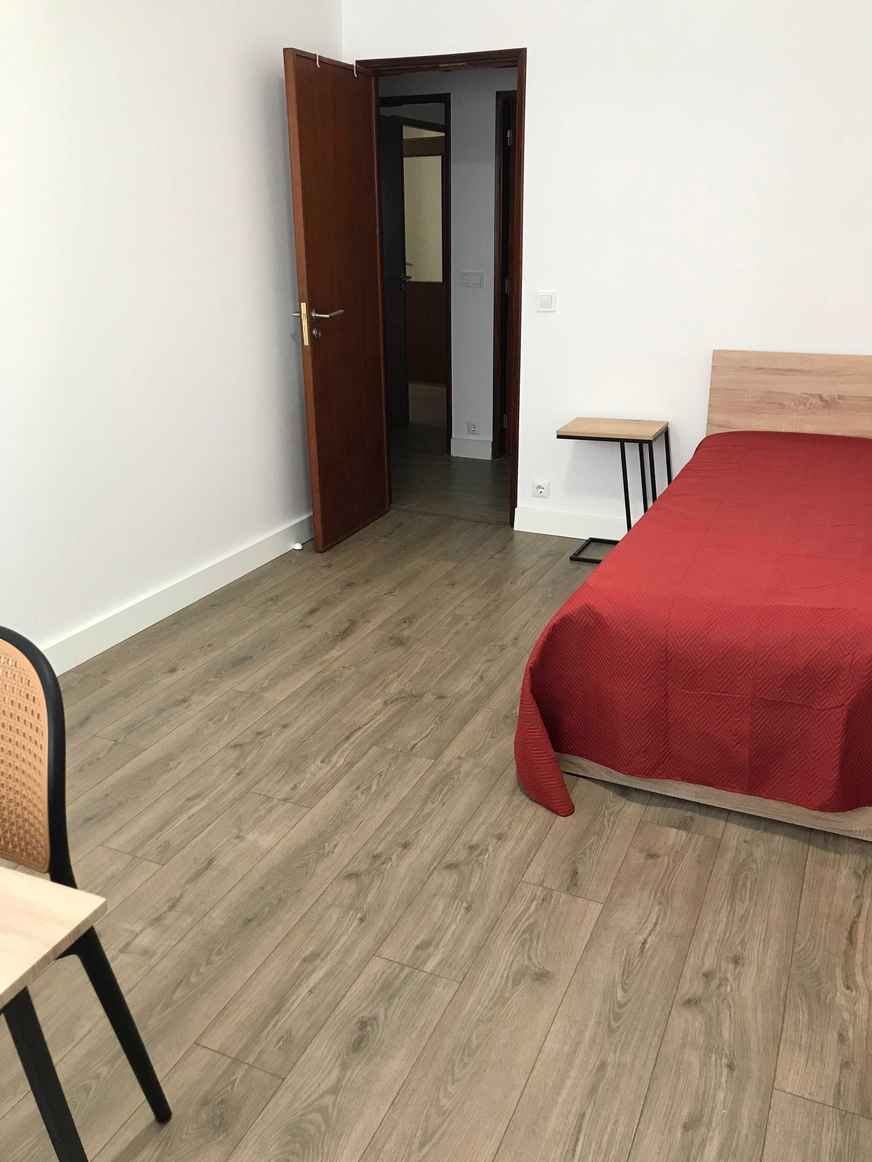Quarto para rapariga estudante, na Av. Marquês de Pombal - Leiria