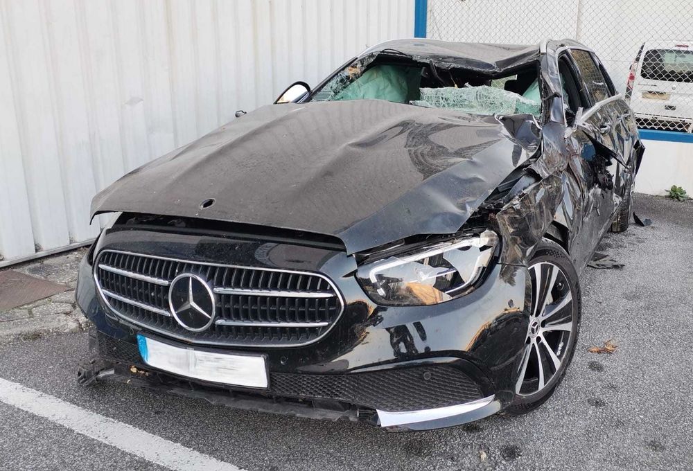 Mercedes-Benz E300De Hibrido Plug-In - SALVADO