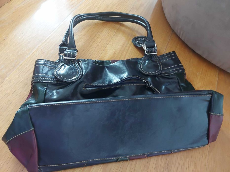 Mala de ombro azul marinha em verniz