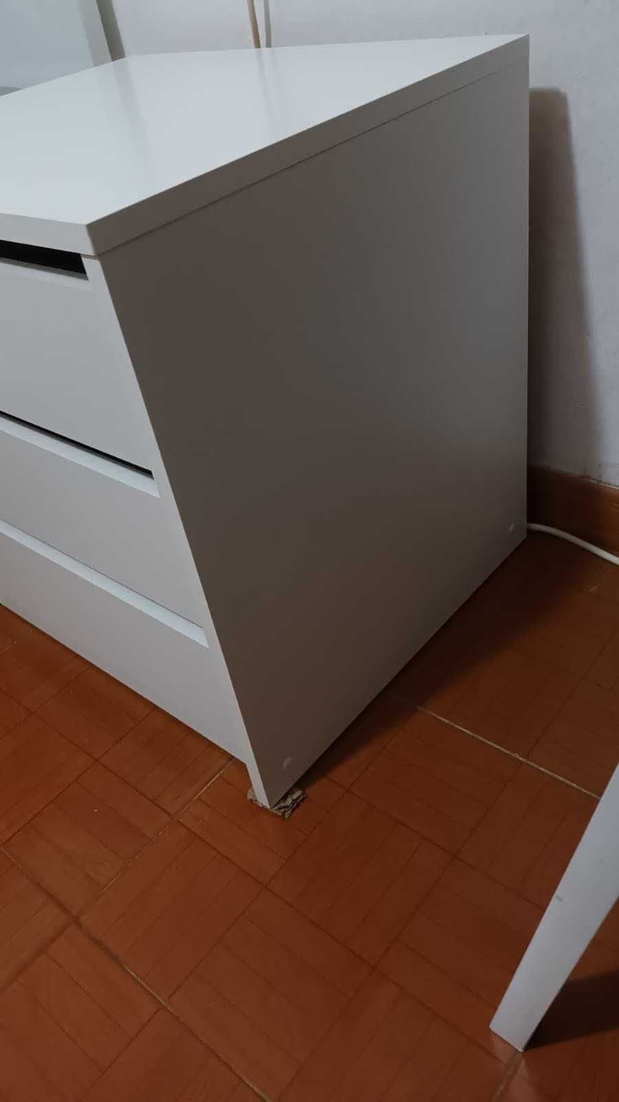 Cama de Casal com mesa de cabeceira
