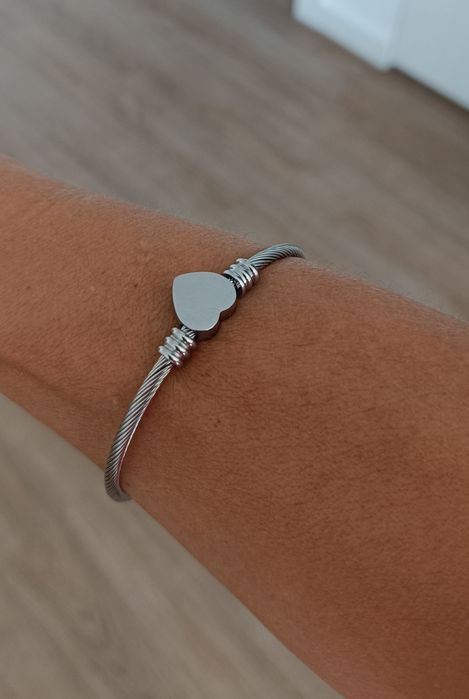 Pulseira prateada com coração, Novo