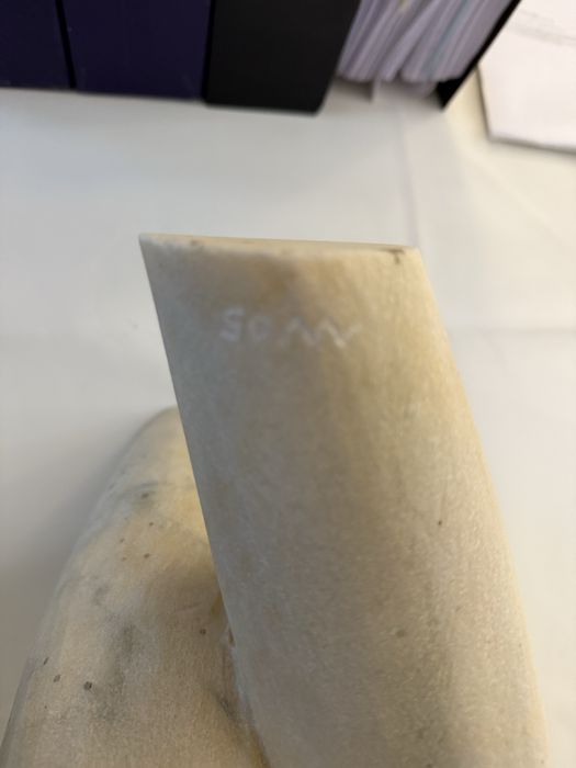 Belissima escultura em marmore assimada pelo autor