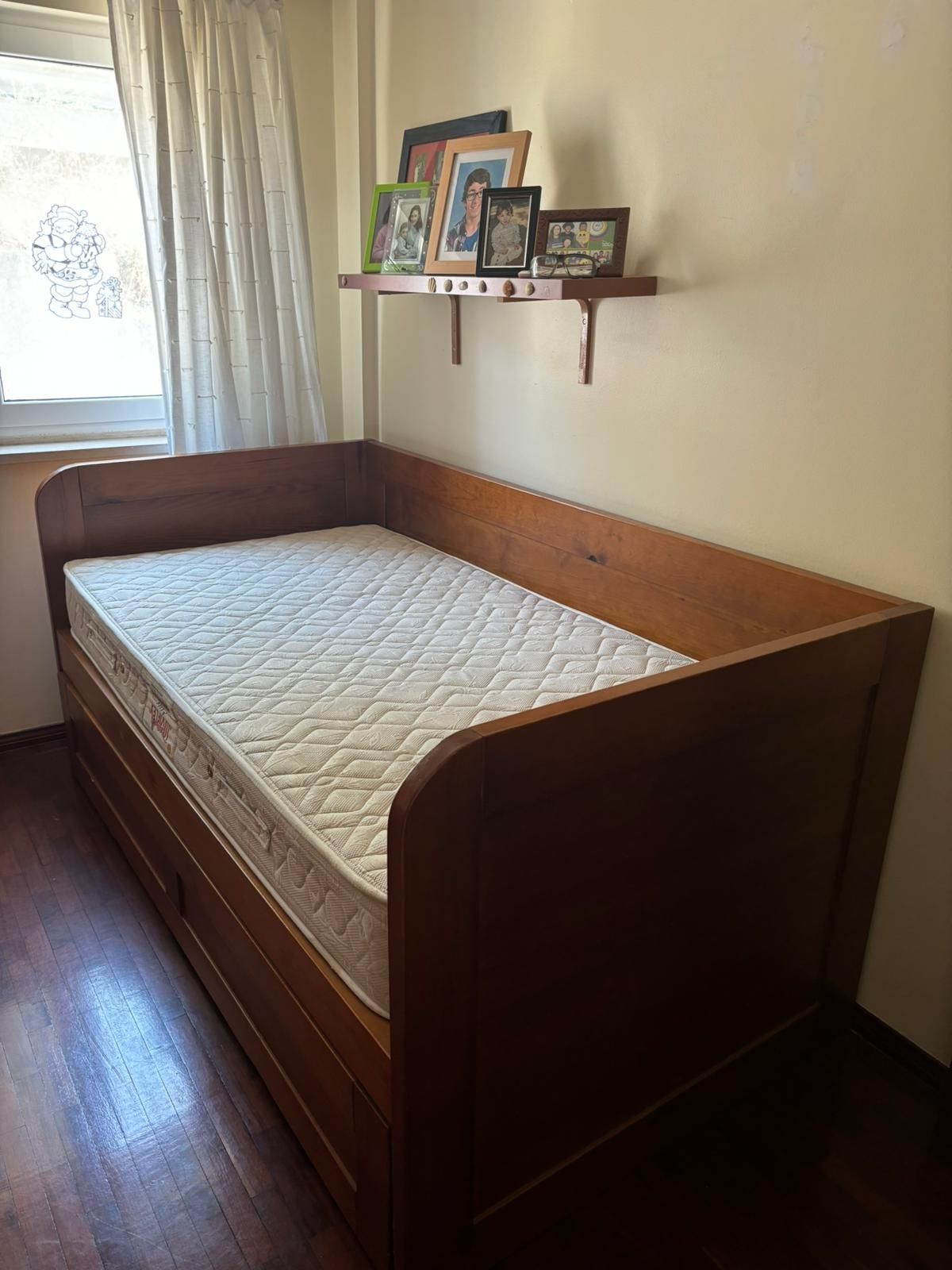 Cama dupla de jovem