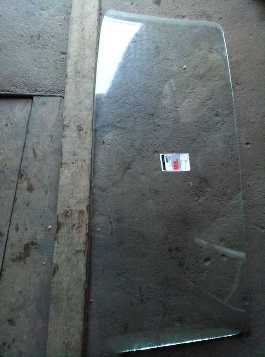 Скло  москвич передне.  Стекло лобовое  москвич.