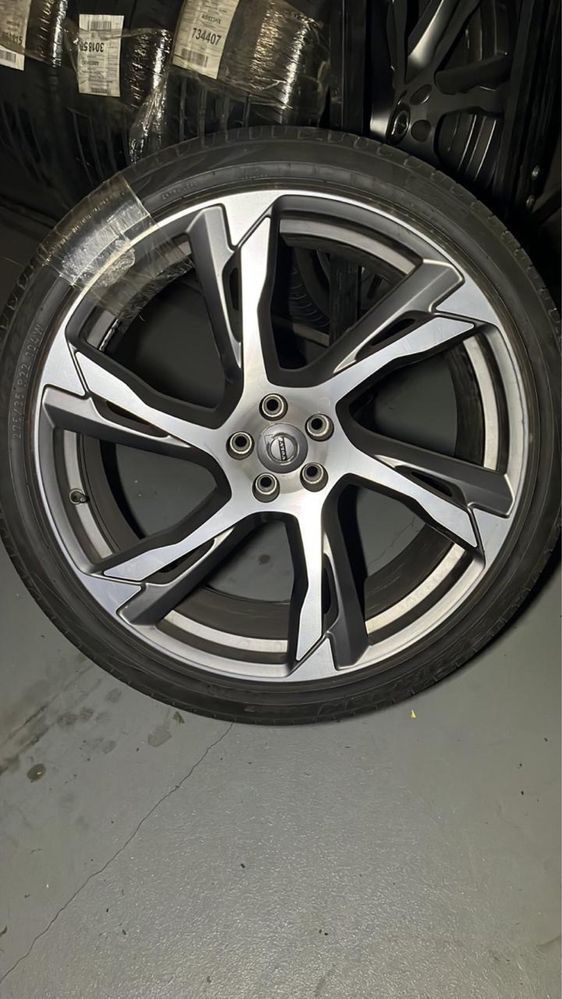 Продаю диски з ризиною r 22 на Volvo CX90