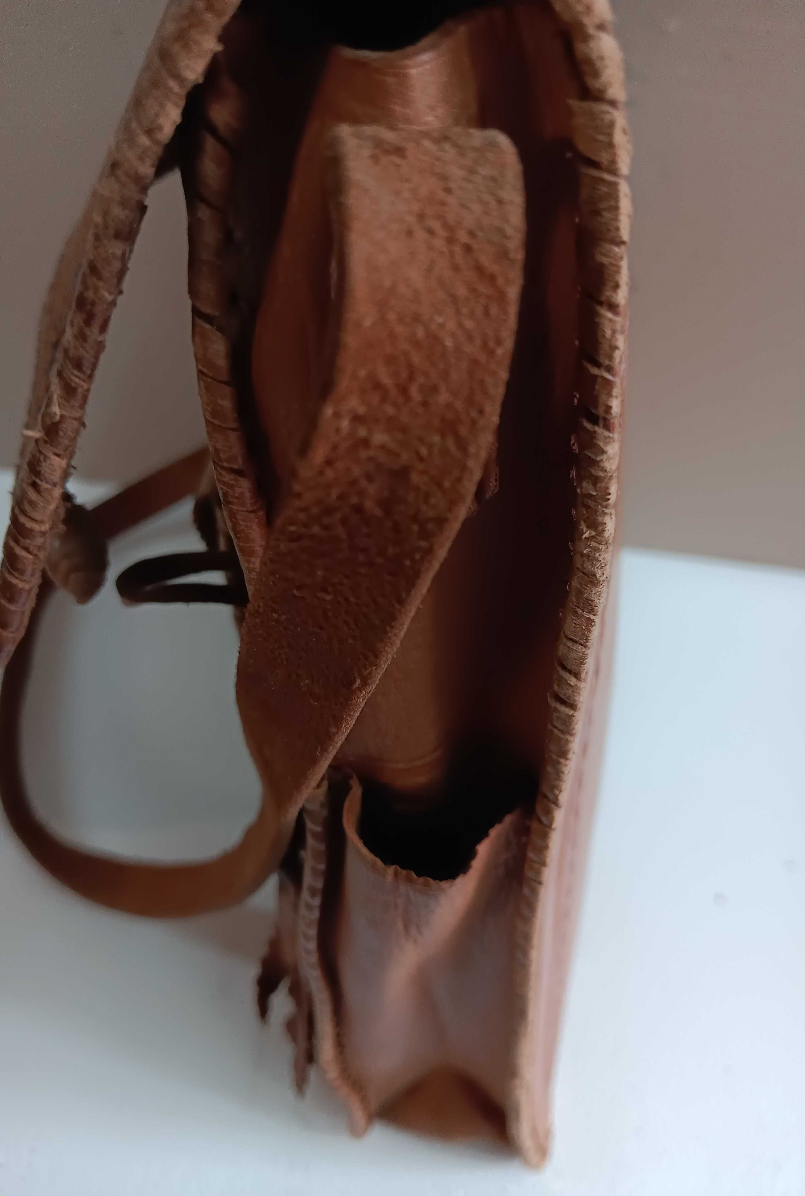 Saco à tiracolo em cabedal lavrado, para senhora