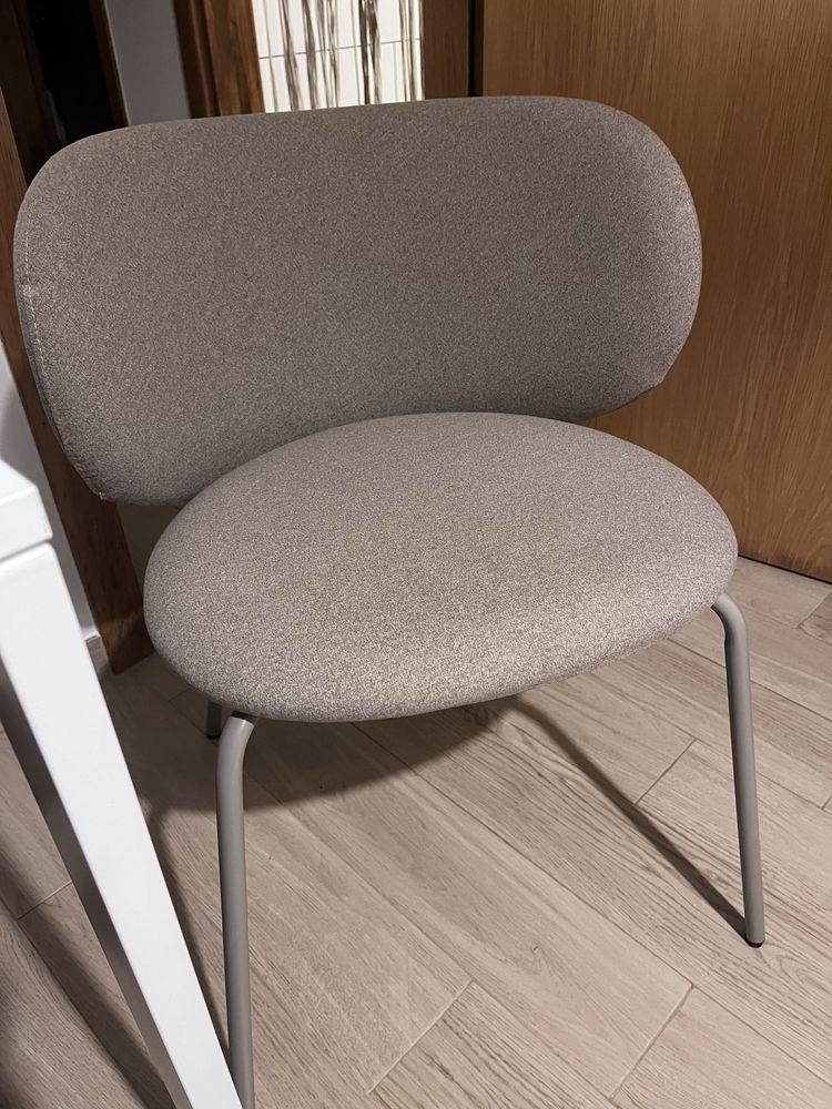 Conjunto de cadeiras e mesa
