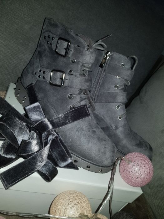 Botki z odpinanymi kokardkami