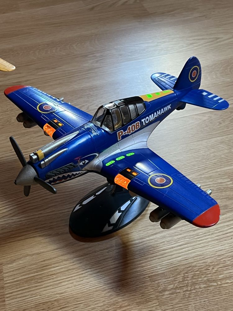 Dois aviões brinquedo com suporte