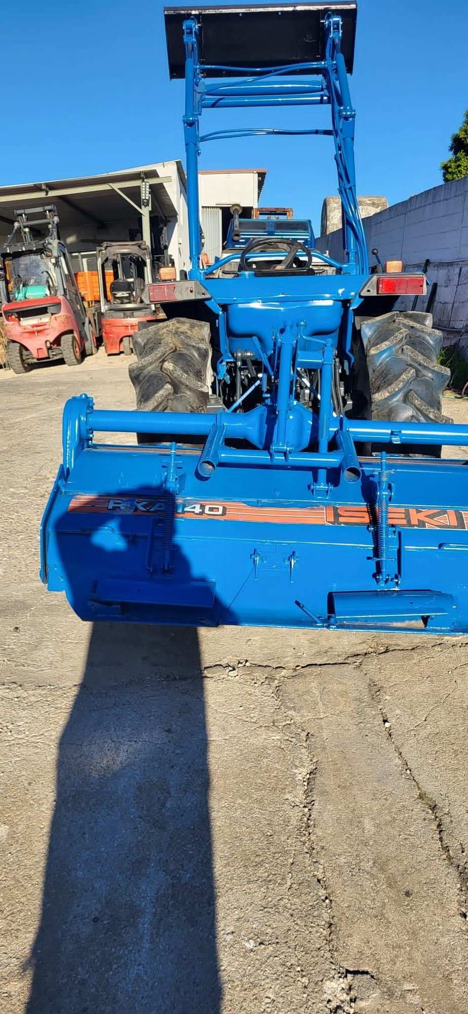 Tratror iseki com carregador frontal e forquilha