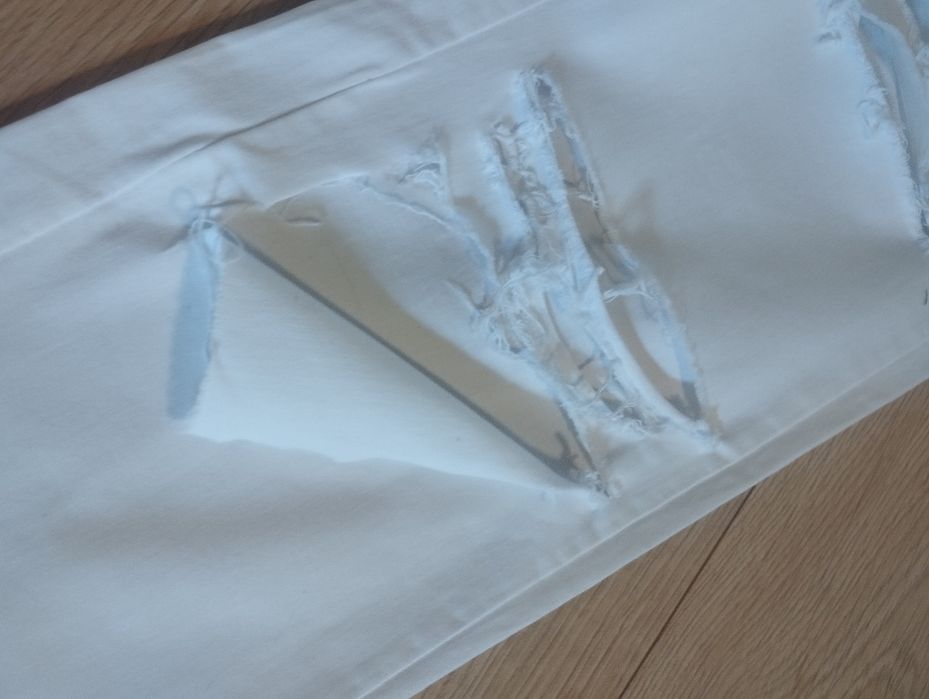 Białe dżinsy z dziurami na kolanach, rozmiar L