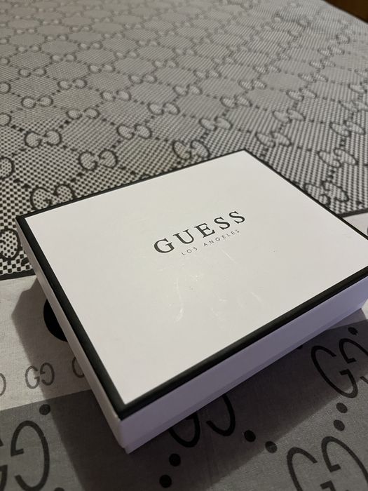 Фірмова коробка та пильник Guess
