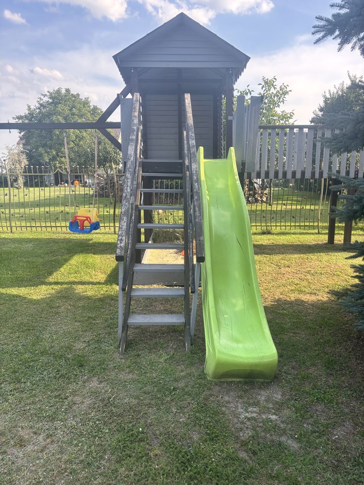 Domek z hustawka zjezdzalnia i scianka duzy plac zabaw