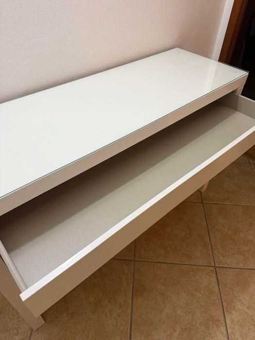 Tocador com tampa de vidro e gaveta para acessórios