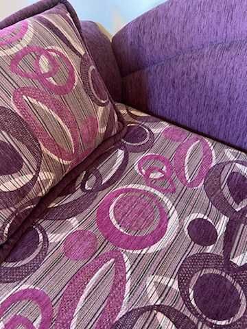 Fioletowa sofa jak nowa