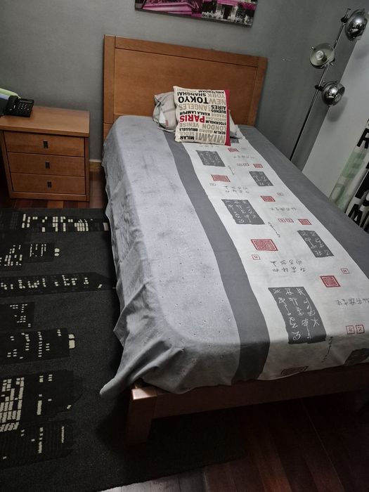 Cama de solteiro e mesinha de cabeceira