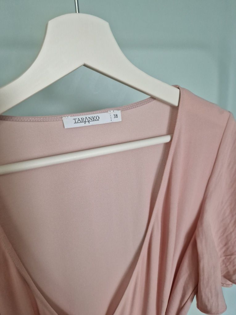 Pudrowo różowa sukienka midi kopertowa wiązana elegancka Taranko