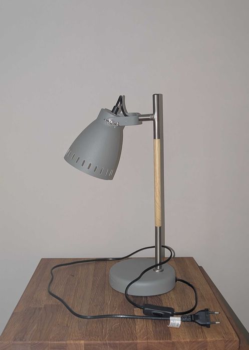 Lampa biurkowa szara z drewnianym elementem