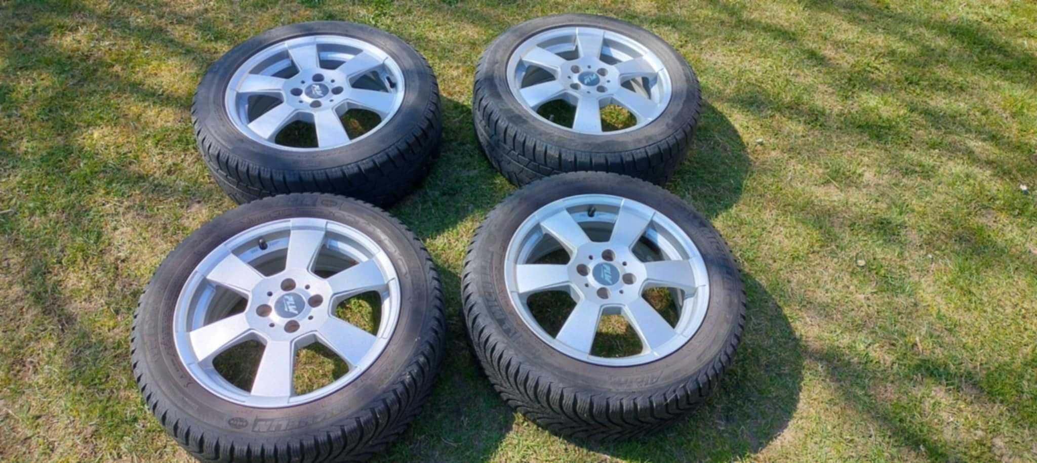 Aluminiowe felgi z oponami zimowymi do Fiata, stan bardzo dobry.
