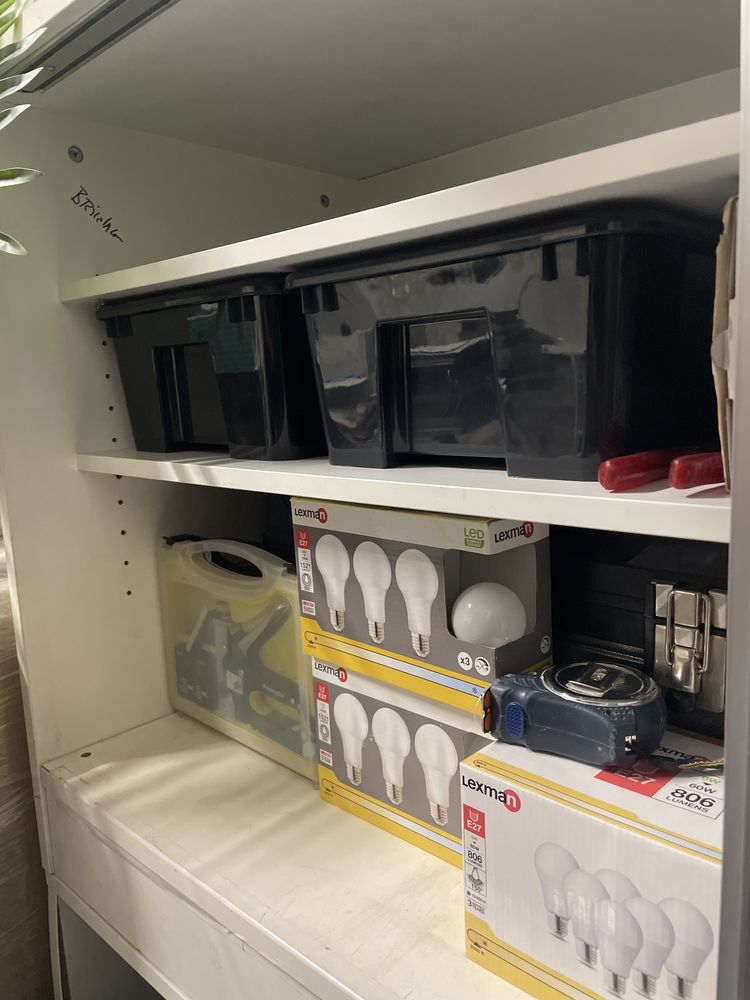 Armário IKEA com prateleiras e portas de correr