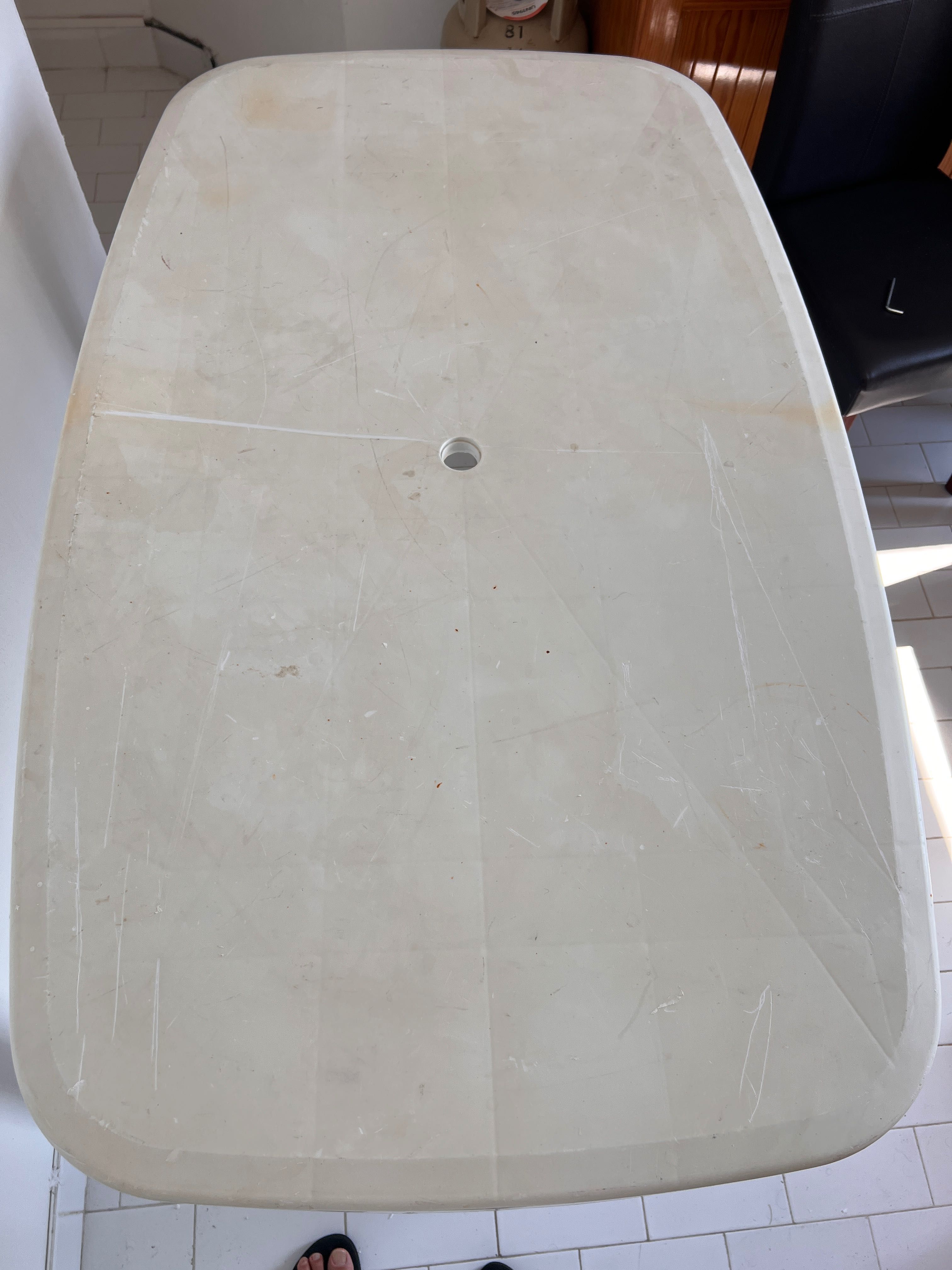 Mesa Plástica Retangular – Excelente para Jardim, Varanda