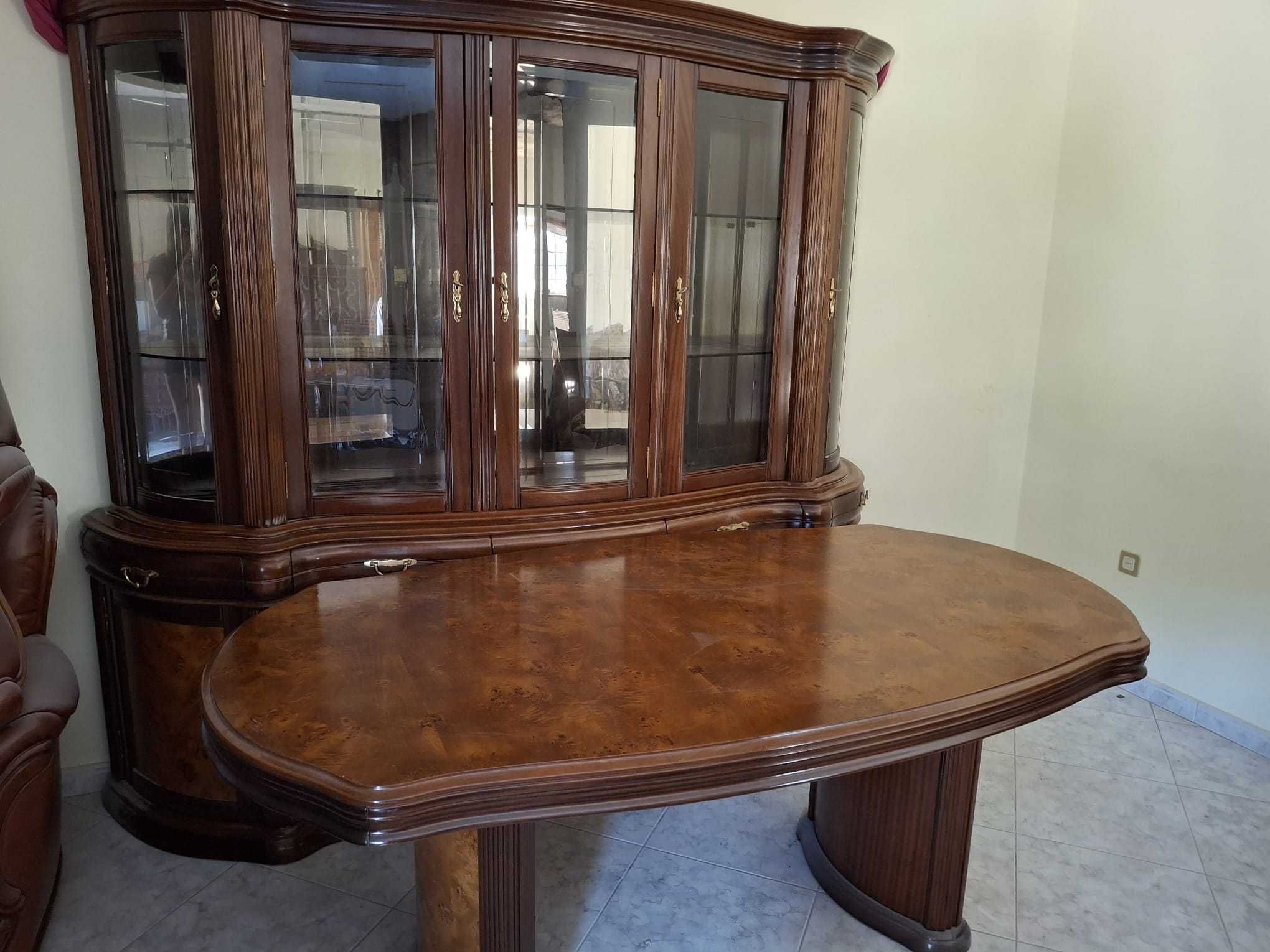 Conjunto de Mesa e 6 Cadeiras.