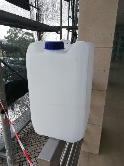Vendo Jerricans / Bidons de 20 litros (brancos) e 30 litros (azuis)