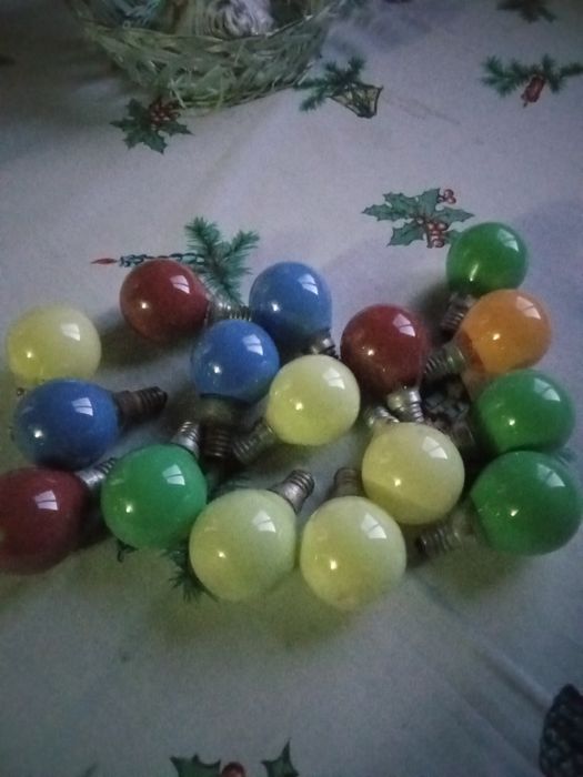 Lâmpadas usadas verdes amarelas vermelhas azuis e uma laranja