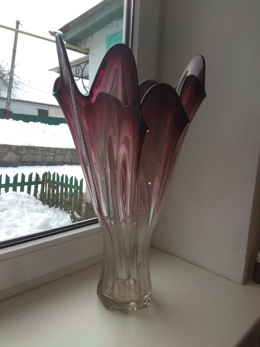 Большая ваза из гранатового стекла. Гутное стекло, ручная работа