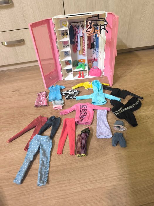 Szafa dla Barbie z ubraniami