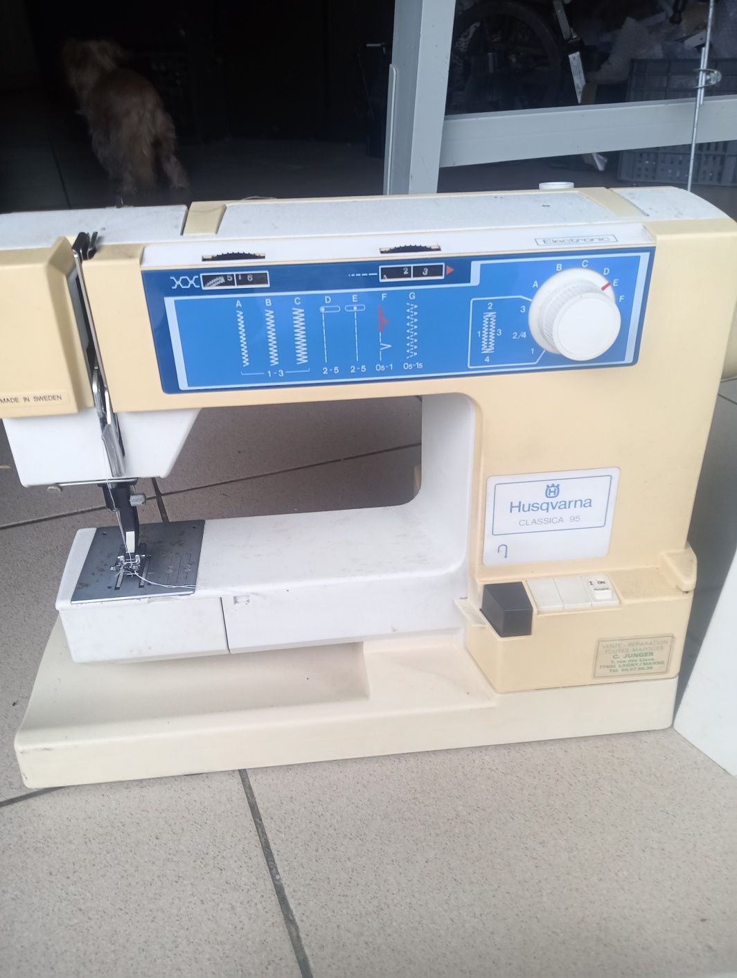 Duas Máquina de costura uma industrial