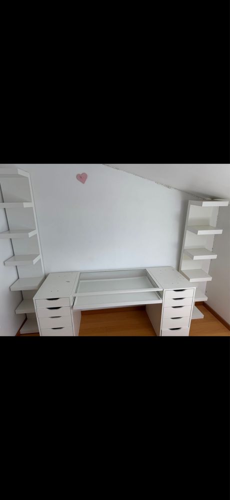 Secretaria ikea com bastante gavetas