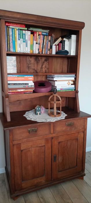 Stary drewniany kredens