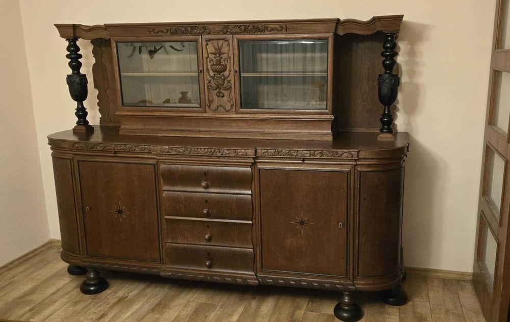 Kredens rzeźbiony i intarsjowany, z roku ~1925