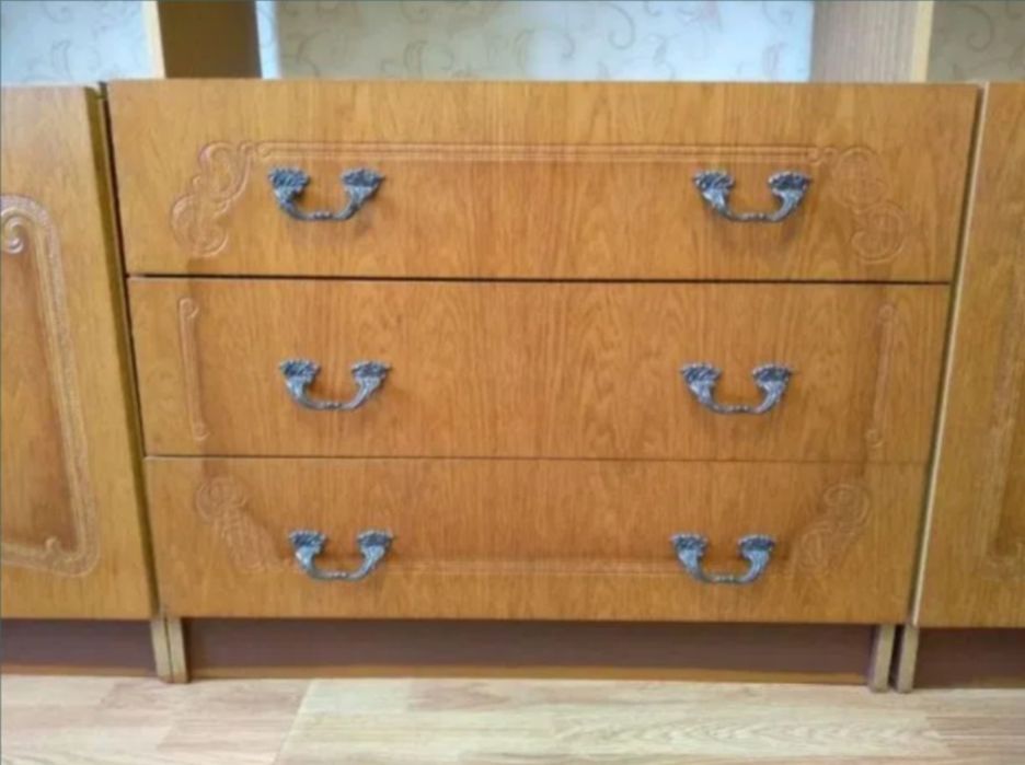 Шкафи, трельяж, стінка у вітальню