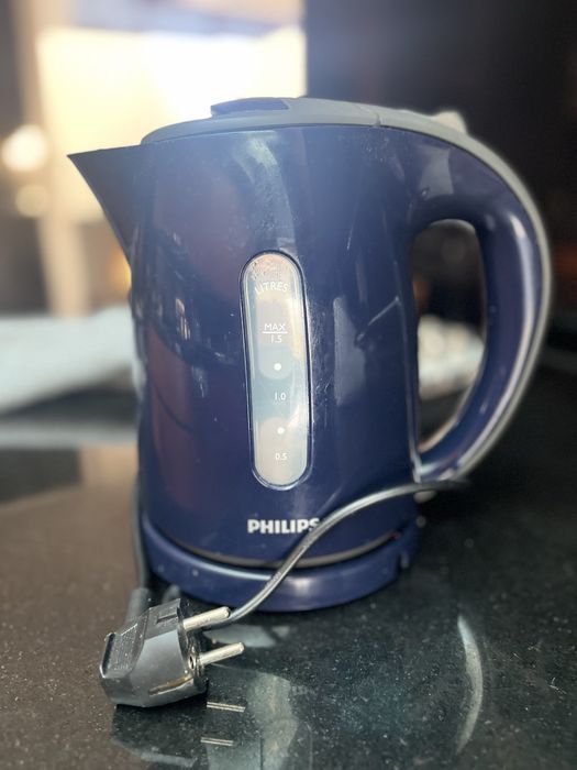 Chaleira elétrica Philips azul.