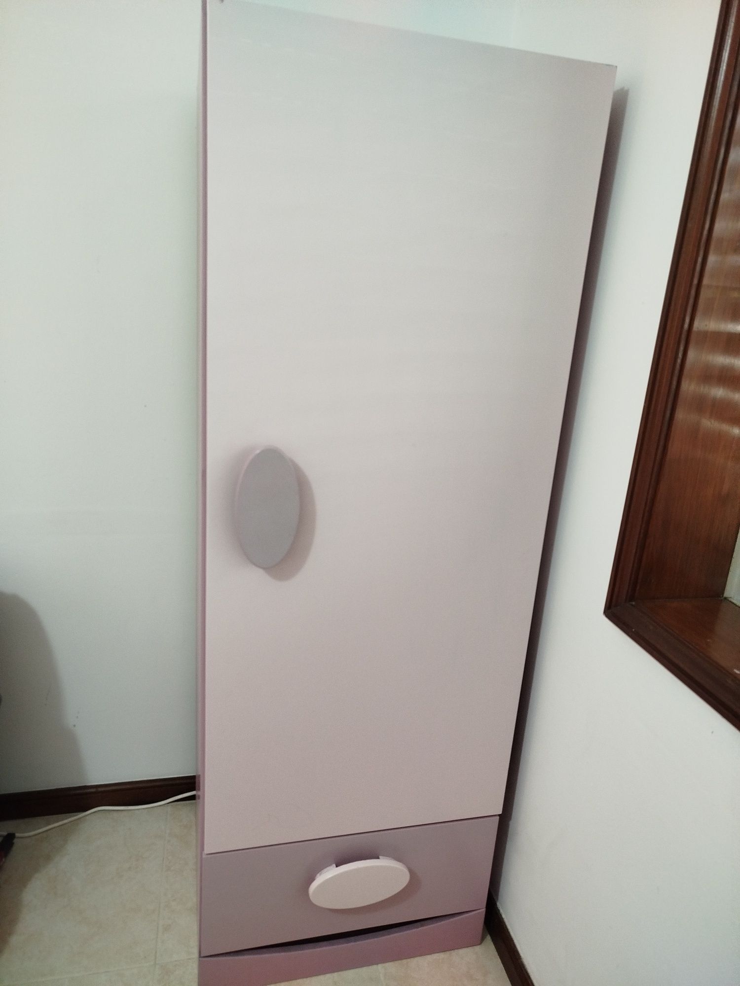 Móvel IKEA com 2 prateleiras e 1 gaveta